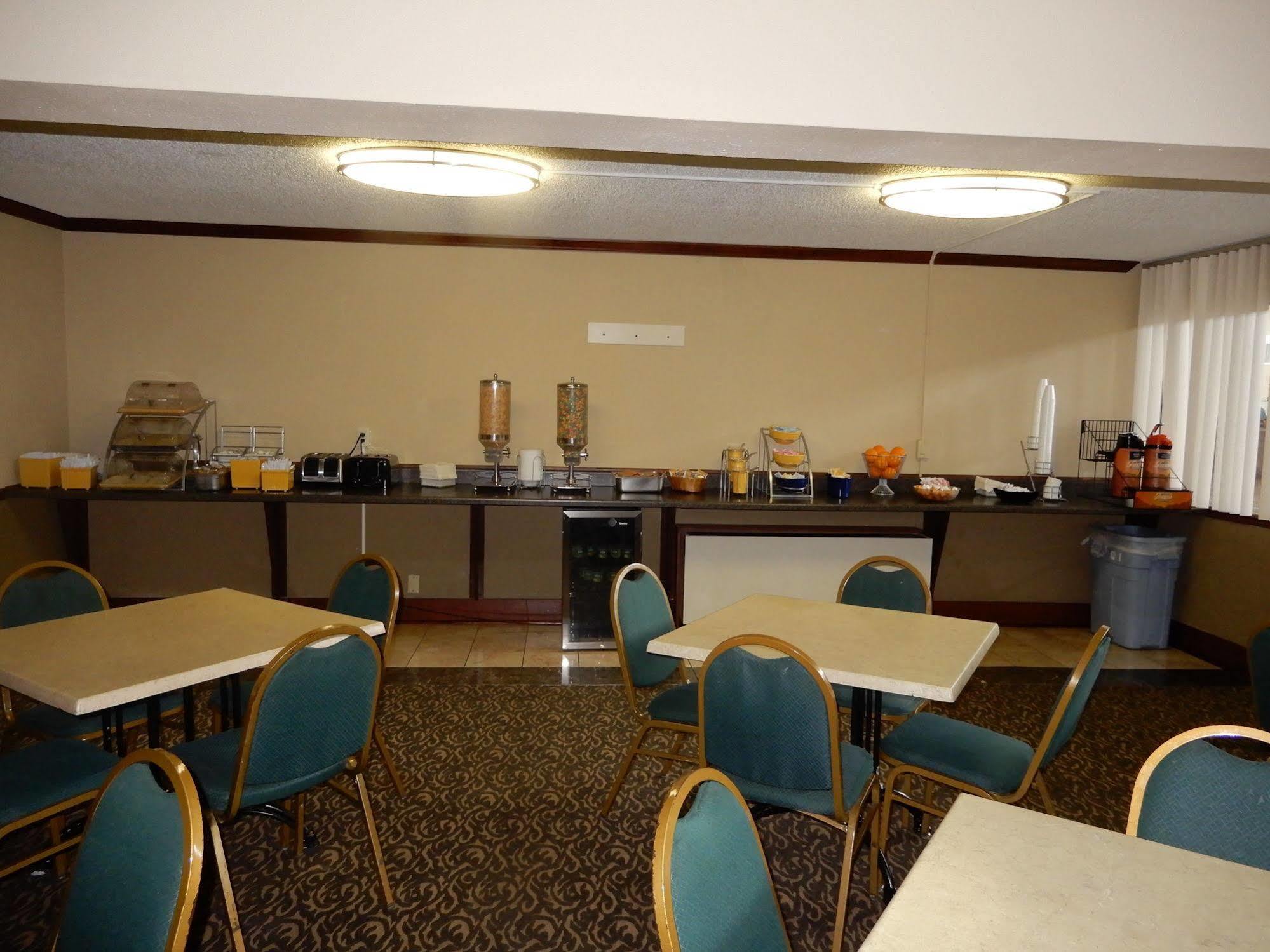 Clarion Hotel Milwaukee Airport Екстер'єр фото